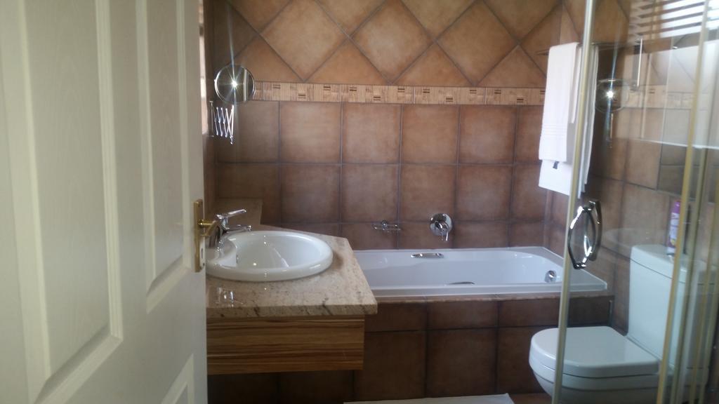 African Phoenix Guest Lodge Johannesburg Eksteriør bilde